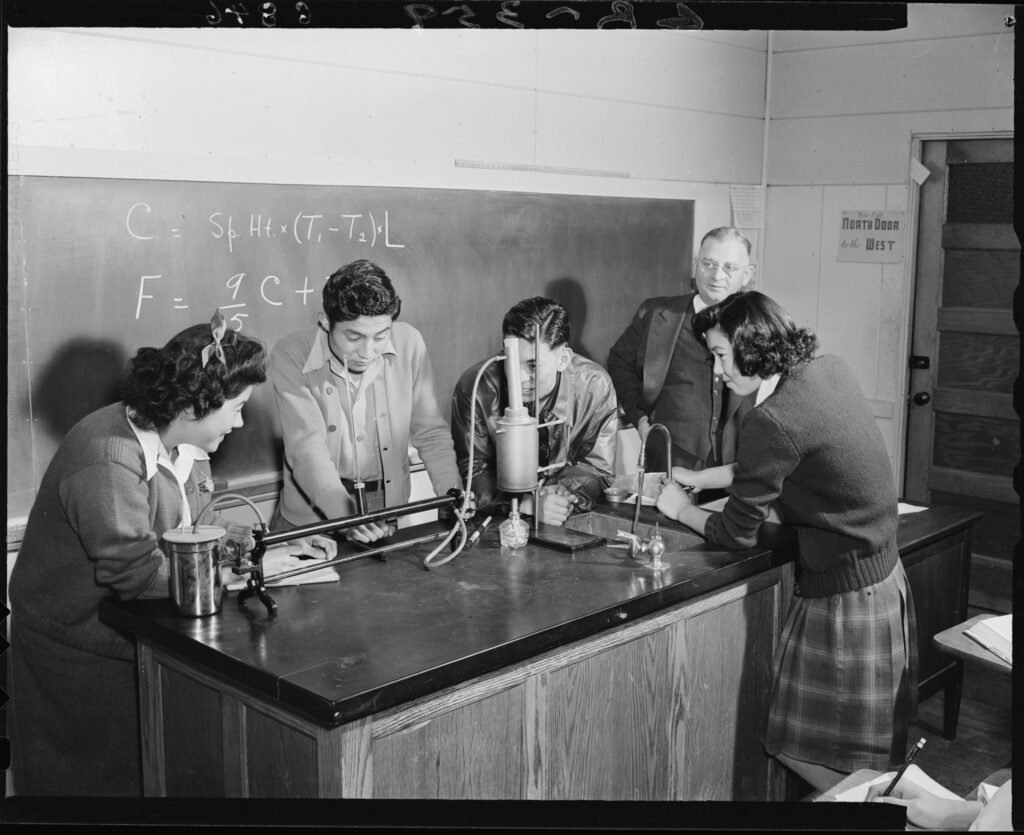 Une salle de classe de sciences physiques au Granada War Relocation Center au Colorado (États-Unis) en janvier 1945 - U.S. National Archives and Records Administration | Domaine public