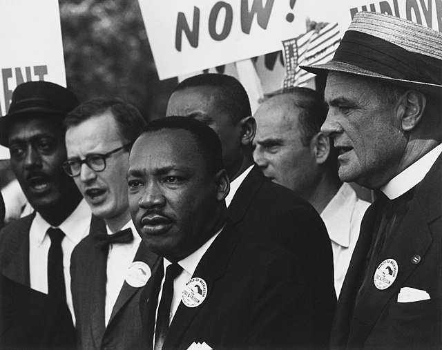 civil rights march on washington, d.c. (dr. martin luther king, jr. and mathew ahmann in a crowd.) nara 542015 restoration. Civil Rights March on Washington, D.C. (Dr. Martin Luther King, Jr. and Mathew Ahmann in a crowd.) Marche pour les Droits Civiques à Washington, D.C. (Dr Martin Luther King Jr. et Mathew Ahmann dans une foule) - U.S. National Archives and Records Administration | Domaine public.