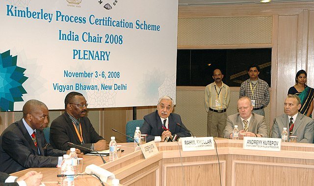 Le secrétaire spécial du ministère du Commerce, Shri Rahul Khullar, lors de la séance de clôture de la réunion de quatre jours du système de certification du processus de Kimberley (SCPK), à New Delhi, le 6 novembre 2008 - Ministère indien du commerce et de l'industrie | Domaine Public