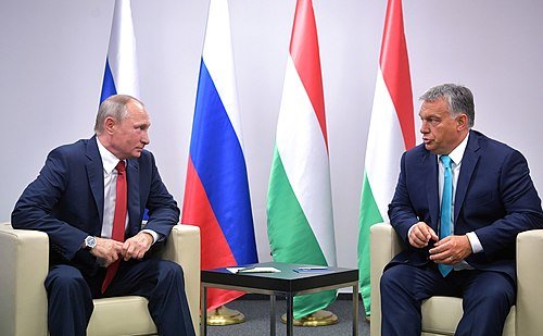 Entrevue entre le président russe Vladimir Poutine ( à gauche) et le président hongrois Viktor Orban (à droite) en 2017 - Kremlin.ru | CC BY SA 4.0