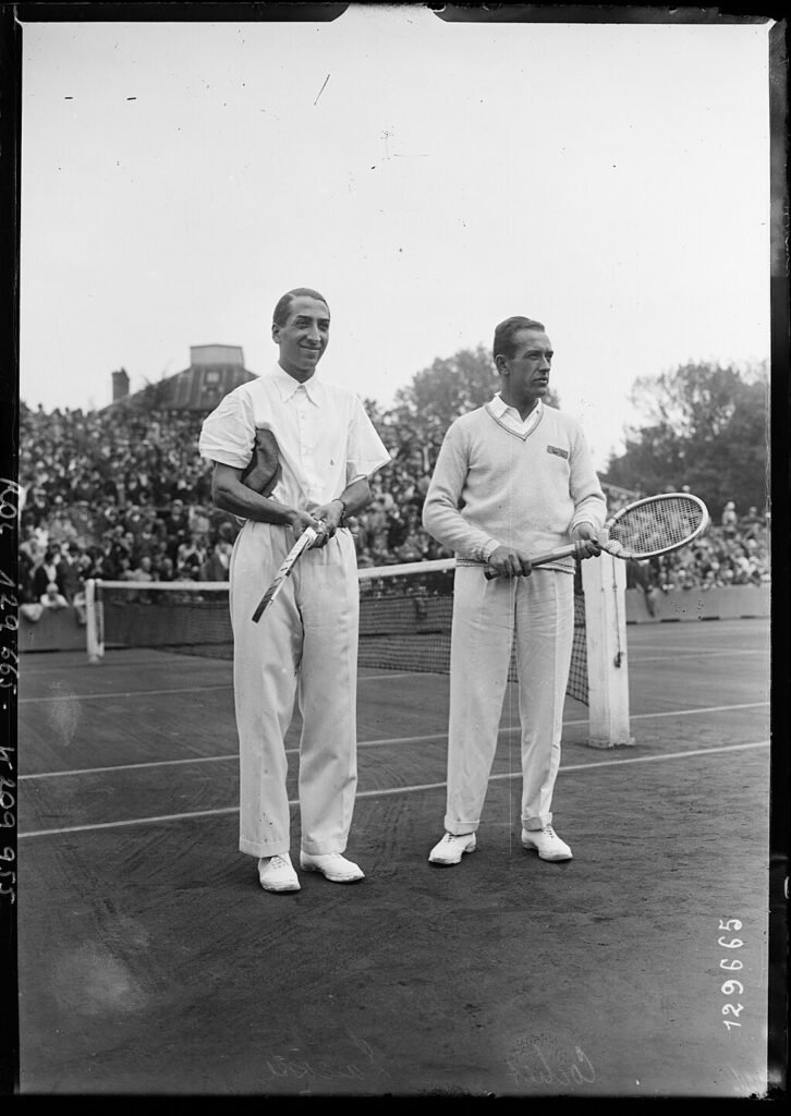 de g. à d. lacoste, cochet finale du simple messieurs de roland garros 1928 photographie de presse agence rol
