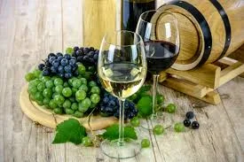 Le tonneau et son verre de vin - Domaine public