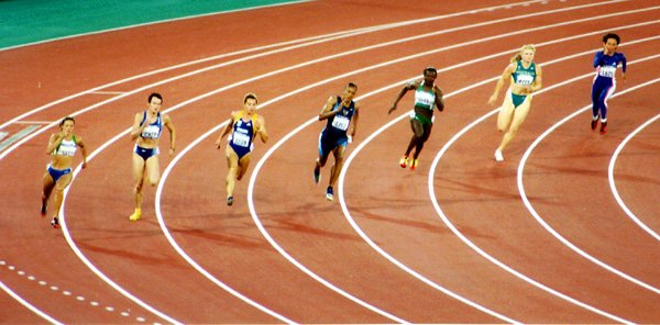 marion jones (en bleu clair et bleu foncé) lors de la finale du 200 m aux jo de sydney