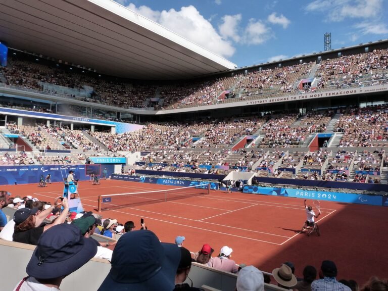 Tennis fauteuil au stade de Roland-Garros demi-finale doubles Schroder Vink (Pays-Bas) vs Ramphadi Sithole (Afrique du Sud) - Jeux paralympiques -Daieuxetdailleurs Creative Commons BY-SA 4.0