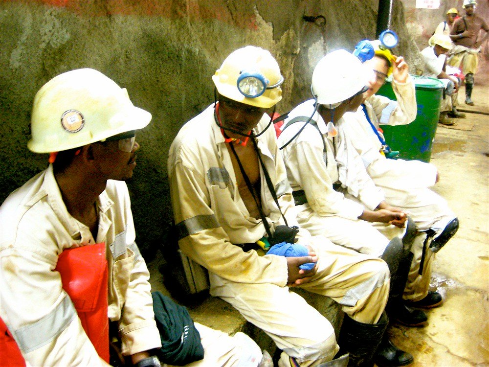 mineurs dans tau tona, la mine la plus profonde du monde