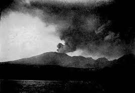 Photo en noir et blanc de la montagne Pelée crachant de la fumée en 1902 - Domaine public