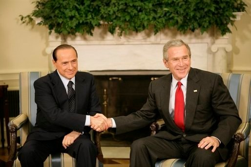 Silvio Berlusconi serrant la main du président américain George W. Bush à la Maison-Blanche, à Washington, le 31 octobre 2005 - Eric Draper | Domaine public