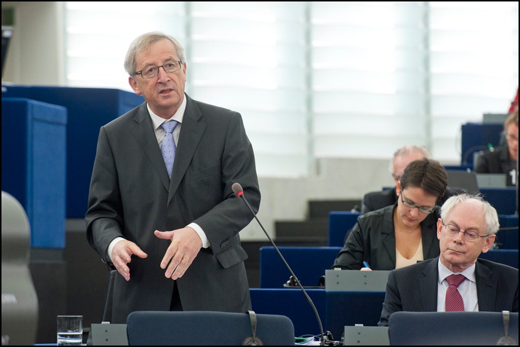 le président de l'eurogroupe, jean claude juncker, intervient lors du débat du sommet européen en 2011