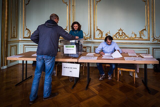 Citoyen de Strasbourg se présentant aux urnes lors des élections municipales de 2014 - Claude TRUONG-NGOC | CC BY SA 3.0