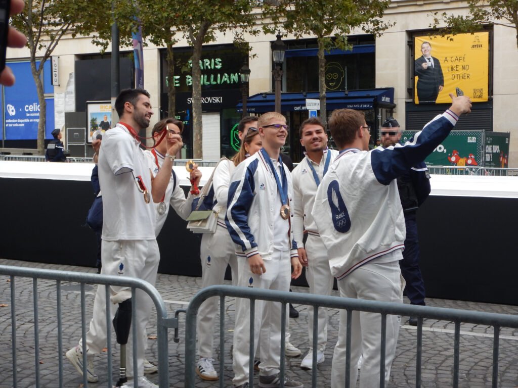 athlètes (dont félix et alexis lebrun) lors de la parade de la délégation française des jeux de paris 2024