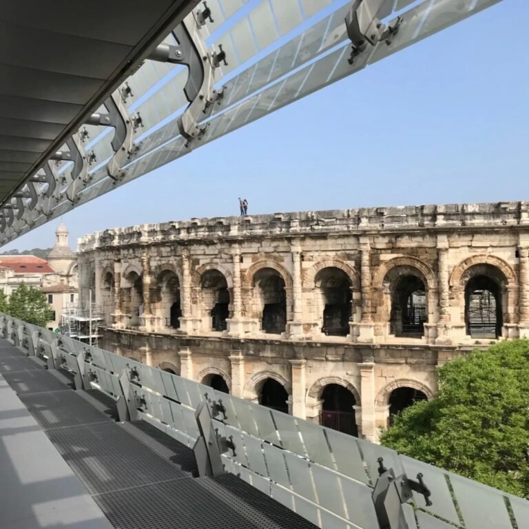 Vue de l'arène romaine depuis le musée de la romanité Nîmes - Musée de la romanité