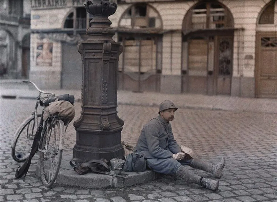 Reims un poilu place Royale 1 avril 1917, autochrome de la Première Guerre mondiale - Paul Castelnau | Domaine public