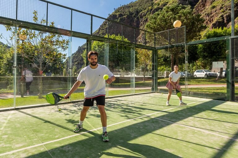 Joueurs de padel au Centro Desportivo da Madeira - Ugccp [Pseudo Wikipédia] | Creative Commons BY-SA 4.0