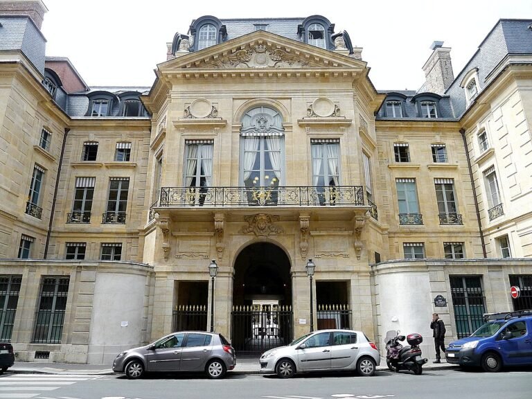 Bâtiment du ministère de la culture, situé rue de Valois à Paris - Mbzt | Domaine public