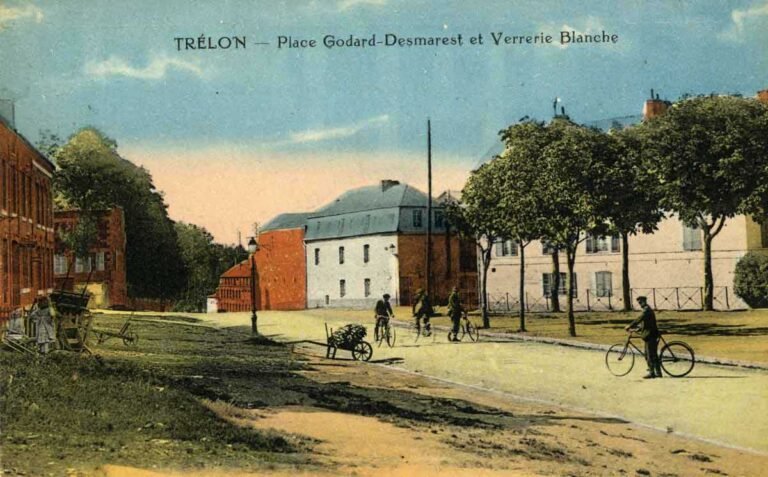 Vue de la place Godard-Desmarest et de l'entrée de la verrerie de Trélon (1900) - Ecomusée de l’Avesnois | Domaine Public