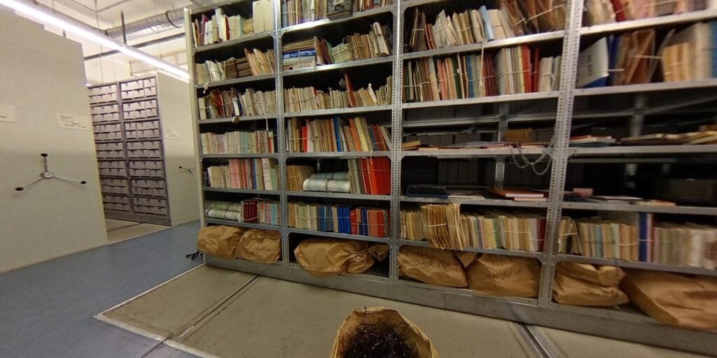 Documents d'archives dans les archives de la Stasi (zone d'entrée) - Maximilien Schönherr | Domaine public
