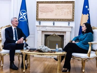 Le Secrétaire général de l'OTAN, M. Jens Stoltenberg, rencontre la présidente, Mme Vjosa Osmani, du Kosovo - 20 novembre 2023 | NATO Gallery