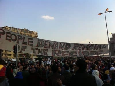 Banderole sur la place Tahrir : "Le peuple demande le retrait du régime" - Popo le Chien (pseudo Wikipédia) | Domaine public