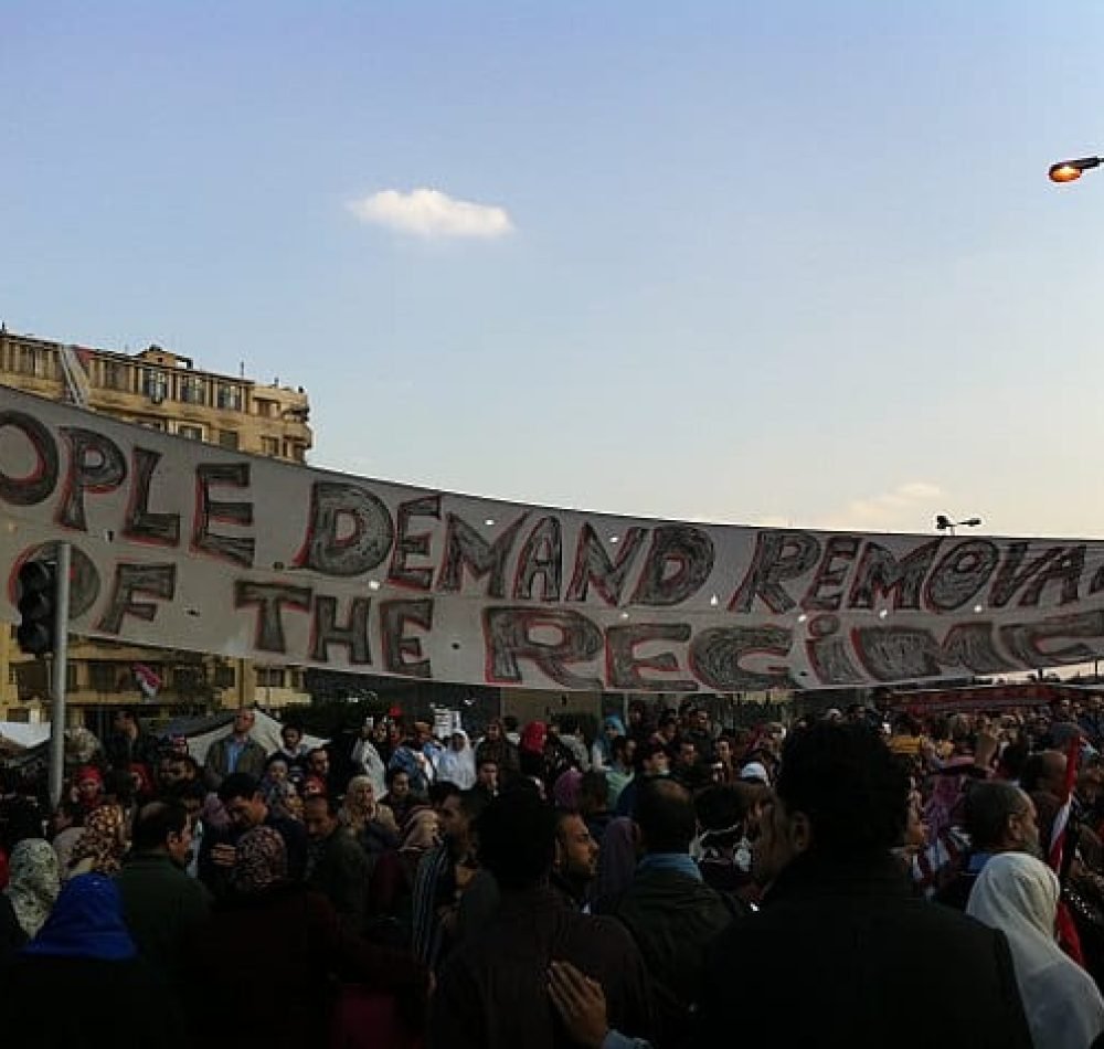 Banderole sur la place Tahrir : "Le peuple demande le retrait du régime" - Popo le Chien (pseudo Wikipédia) | Domaine public