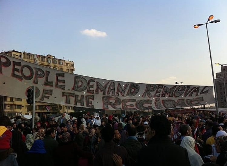 Banderole sur la place Tahrir : "Le peuple demande le retrait du régime" - Popo le Chien (pseudo Wikipédia) | Domaine public