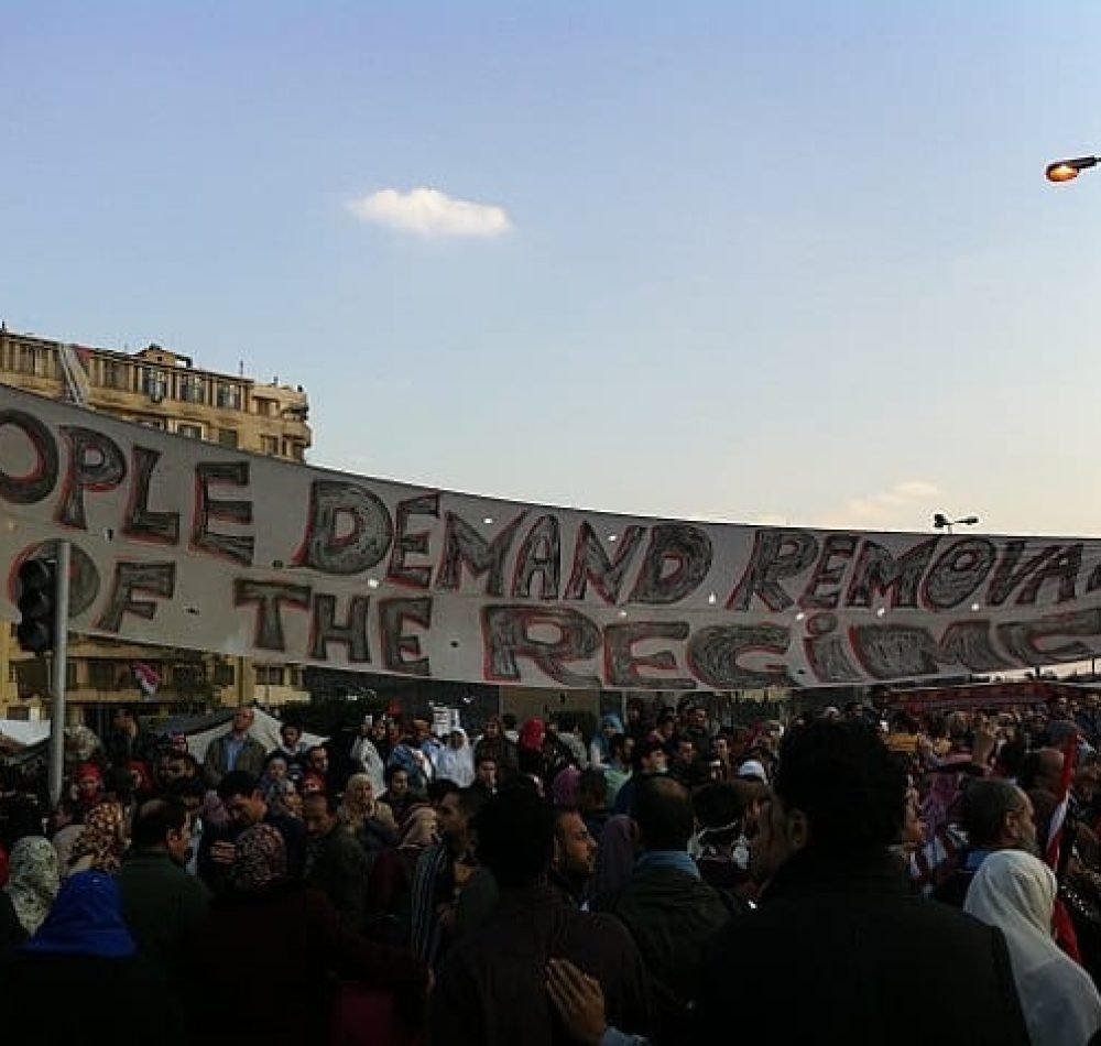 Banderole sur la place Tahrir : "Le peuple demande le retrait du régime" - Popo le Chien (pseudo Wikipédia) | Domaine public