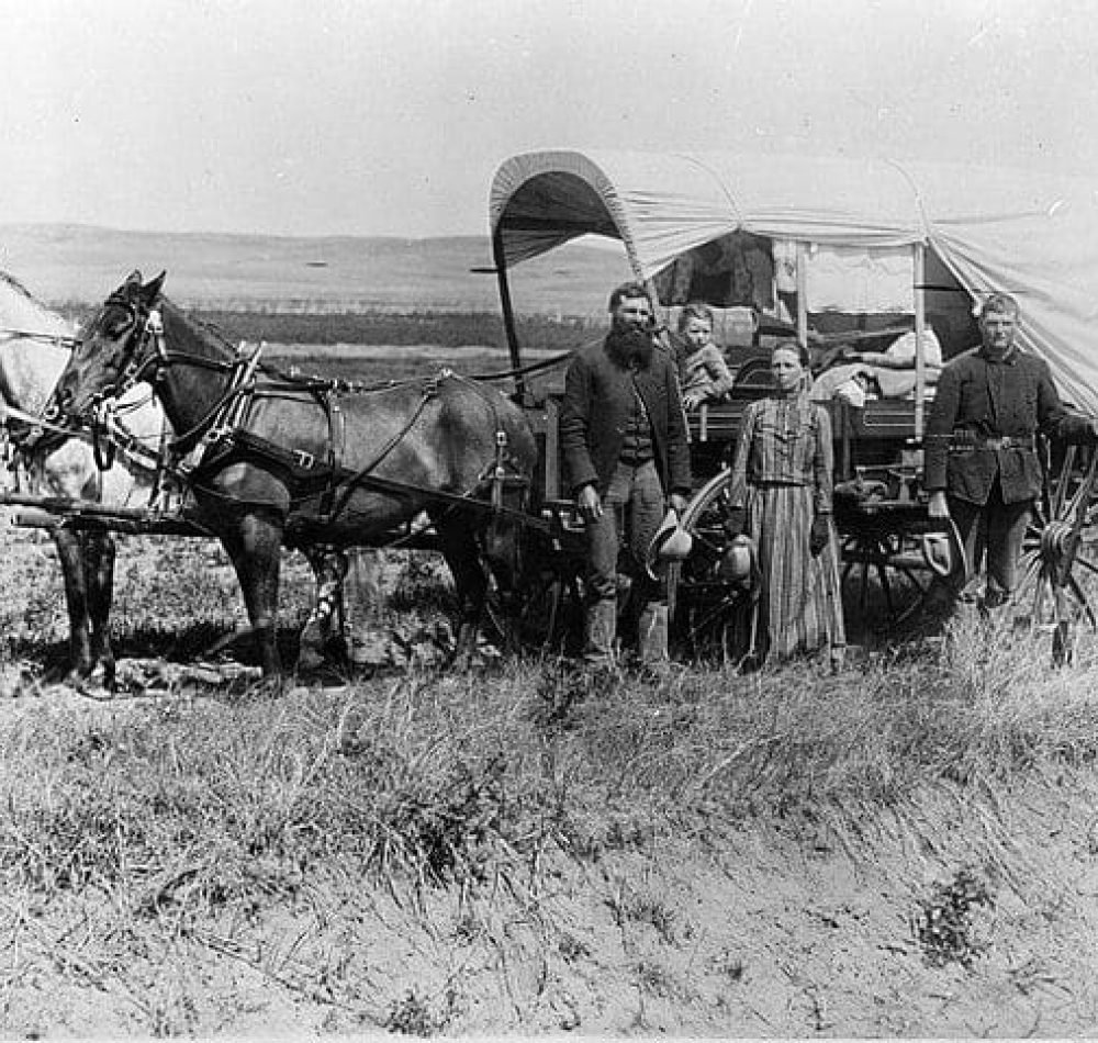 Photographie d'une famille avec son chariot couvert pendant la grande migration vers l'Ouest, 1866 - Auteur inconnu | Domaine public