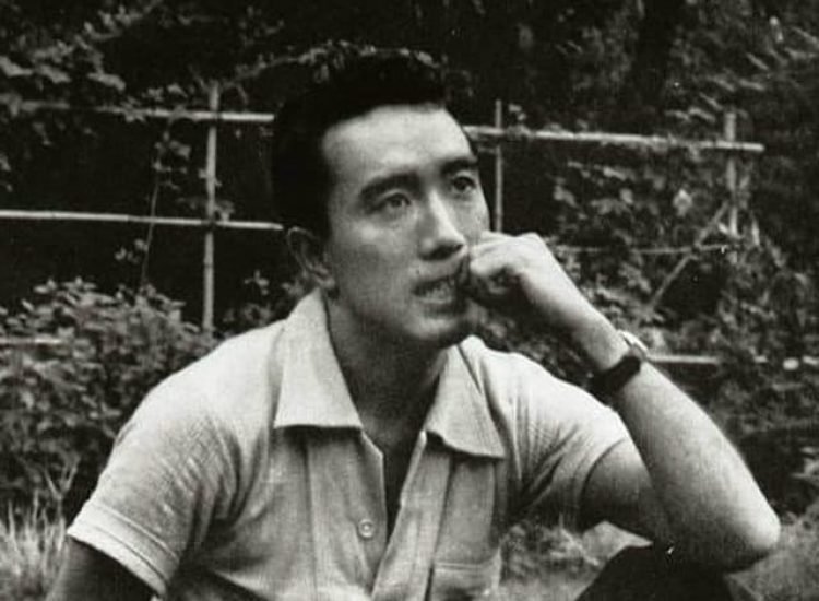 Photographie de Yukio Mishima en 1956 - Shirou Aoyama | Domaine public