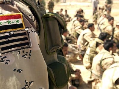 Des soldats de la 1ère brigade de l'armée irakienne (IA) suivent une formation sur la sécurité du périmètre au camp Cooke, sur la base militaire d'Al Taji, dans la province de Bagdad, en Irak (IRQ), au cours de l'opération IRAQI FREEDOM - US Army | Domaine public