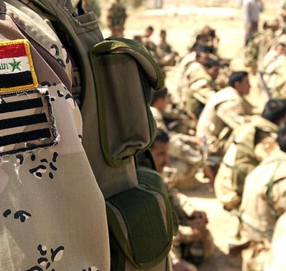 Des soldats de la 1ère brigade de l'armée irakienne (IA) suivent une formation sur la sécurité du périmètre au camp Cooke, sur la base militaire d'Al Taji, dans la province de Bagdad, en Irak (IRQ), au cours de l'opération IRAQI FREEDOM - US Army | Domaine public
