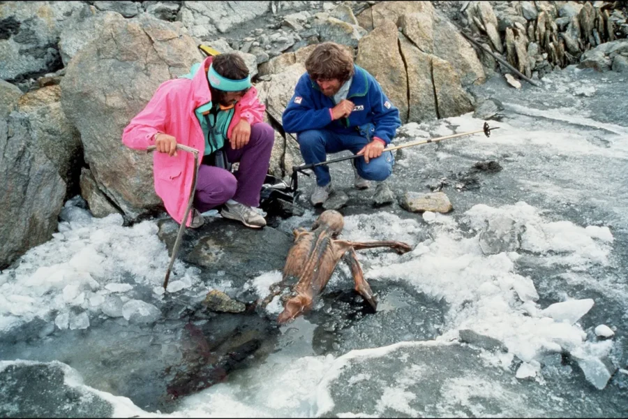 Accompagné d'un collègue, l'alpiniste Reinhold Messner, à droite, inspecte les reste momifiés d'Ötzi après sa découverte en 1991