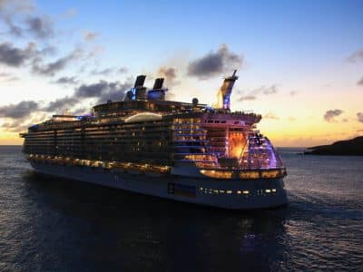 L'Allure of the seas dans le port de l'île de Sint Maarten - Andreas von Oettingen | Creative Commons Attribution-Share Alike 3.0 Unported