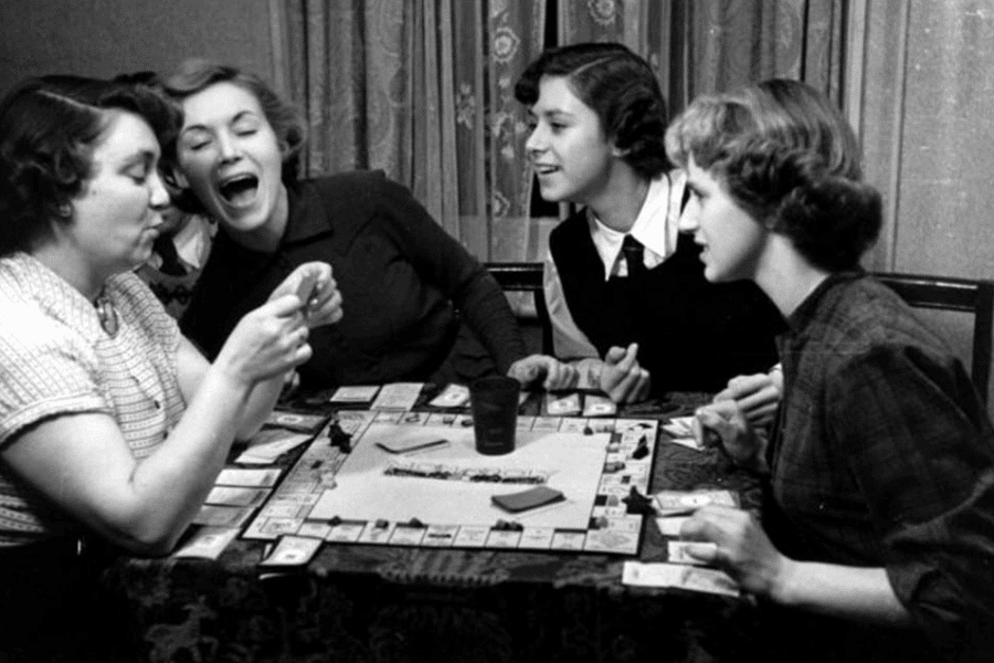 Amies jouant au Monopoly