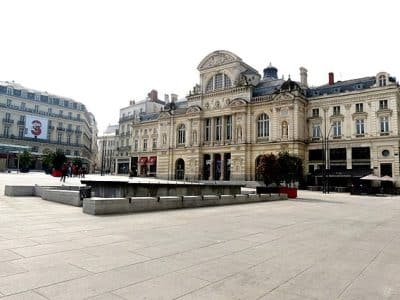 Vue sur le Grand Théâtre (en face) et sur les Galeries Lafayette ( à gauche) de la place du Ralliement - xorge | CC BY SA 2.0