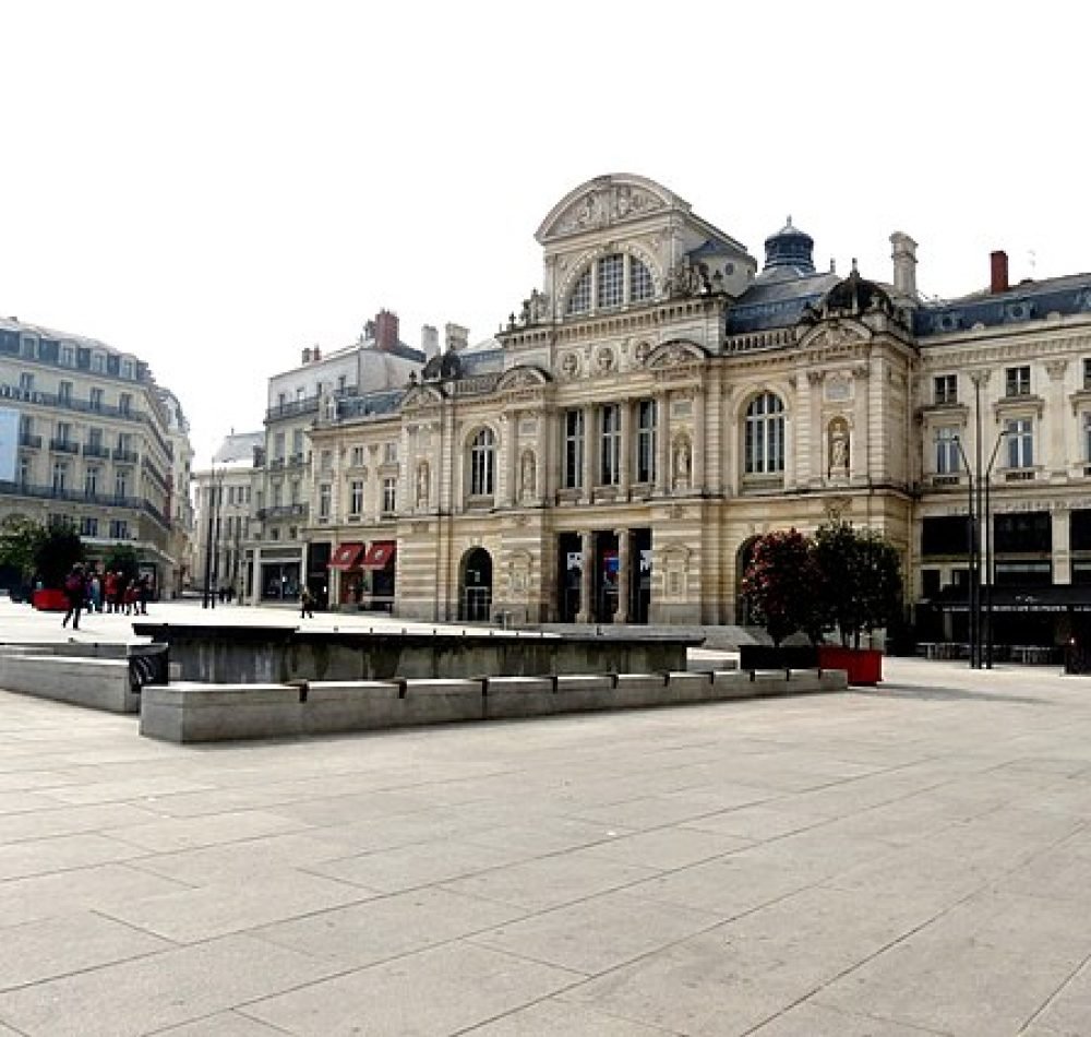 Vue sur le Grand Théâtre (en face) et sur les Galeries Lafayette ( à gauche) de la place du Ralliement - xorge | CC BY SA 2.0
