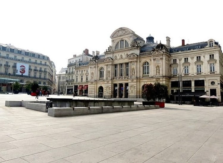 Vue sur le Grand Théâtre (en face) et sur les Galeries Lafayette ( à gauche) de la place du Ralliement - xorge | CC BY SA 2.0