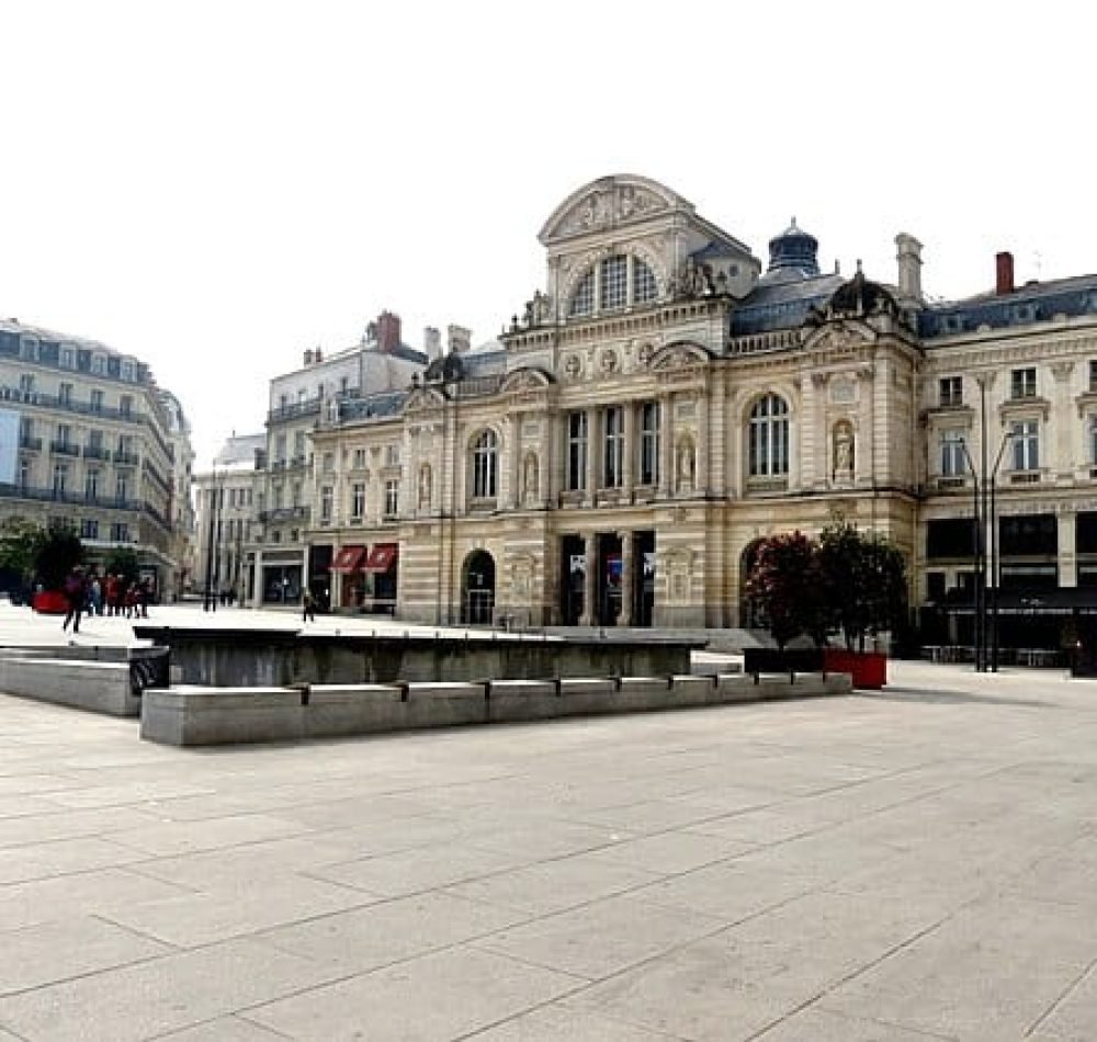 Vue sur le Grand Théâtre (en face) et sur les Galeries Lafayette ( à gauche) de la place du Ralliement - xorge | CC BY SA 2.0
