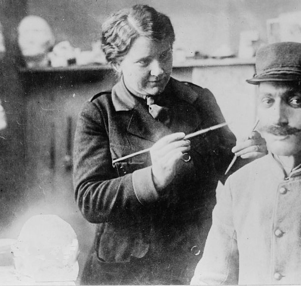 Anna Coleman Ladd et un soldat | Domaine Public