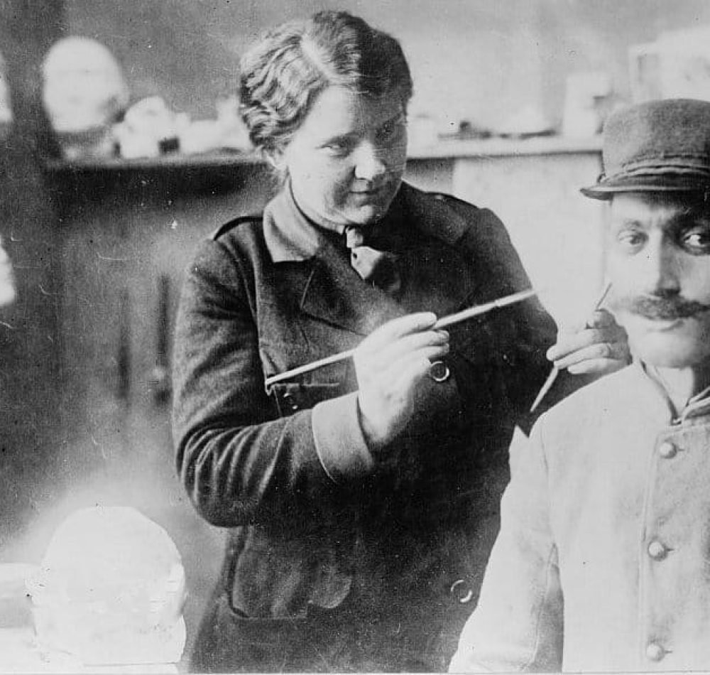 Anna Coleman Ladd et un soldat | Domaine Public