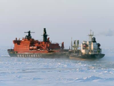 Brise-glace nucléaire 50 Let Pobedy escortant le Yamal Irbis en mer de Kara - Tuomas Romu | Creative Commons BY-SA 3.0