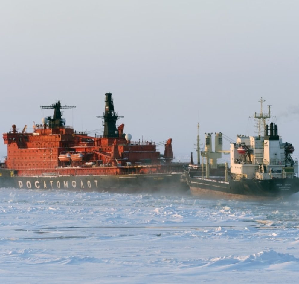 Brise-glace nucléaire 50 Let Pobedy escortant le Yamal Irbis en mer de Kara - Tuomas Romu | Creative Commons BY-SA 3.0