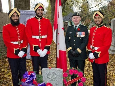 Cadets Sikh représentant le Collège militaire royal du Canada lors du service annuel du Jour du Souvenir sikh, qui se tient au cimetière de Mount Hope à Kitchener, en Ontario - Armyjunkie | Creative Commons Attribution-Share Alike 3.0