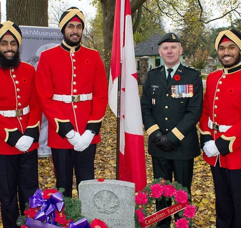 Cadets Sikh représentant le Collège militaire royal du Canada lors du service annuel du Jour du Souvenir sikh, qui se tient au cimetière de Mount Hope à Kitchener, en Ontario - Armyjunkie | Creative Commons Attribution-Share Alike 3.0