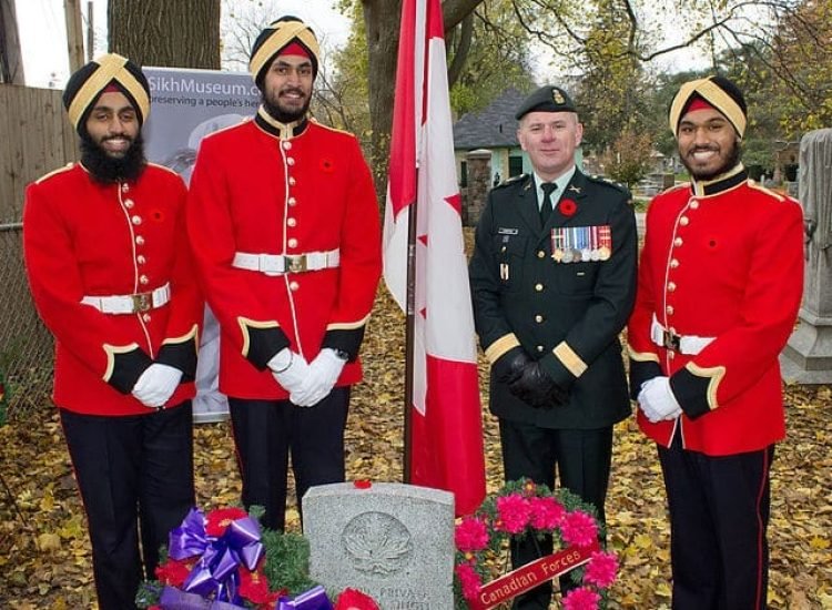 Cadets Sikh représentant le Collège militaire royal du Canada lors du service annuel du Jour du Souvenir sikh, qui se tient au cimetière de Mount Hope à Kitchener, en Ontario - Armyjunkie | Creative Commons Attribution-Share Alike 3.0