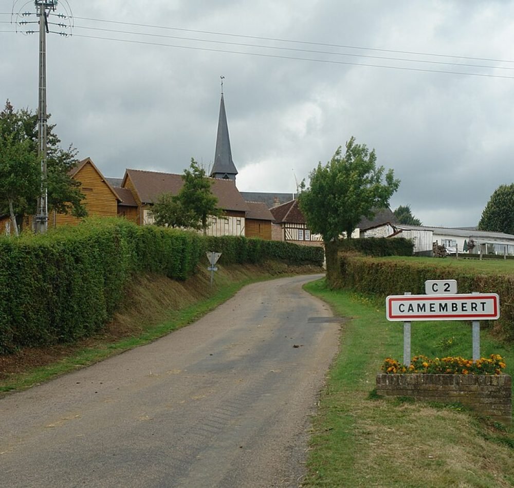 Entrée du village de Camembert | AntonSorokoletov at Russian Wikipedia | public domain