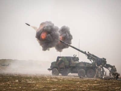 Un obusier automoteur français Caesar tire dans la vallée de l'Euphrate moyen en Asie du Sud-Ouest, le 2 décembre 2018 - Photo de l'armée américaine par le sergent de 1ère classe Mikki L. Sprenkle | Domaine public