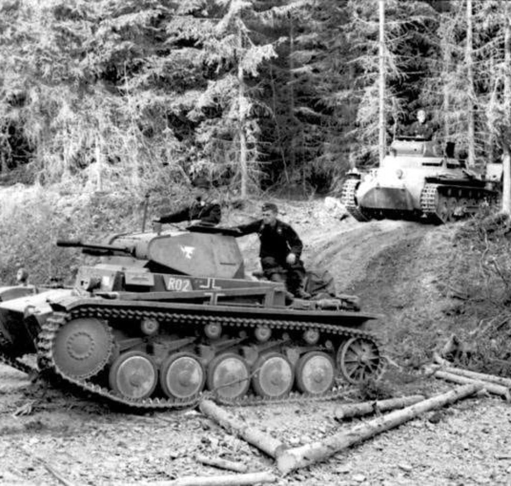 Campagne de l'ouest, Panzer II et Panzer I traversant la forêt - Böcker (Bundesarchiv, Bild 101I-382-0248-33A) | Creative Commons-BY-SA 3.0