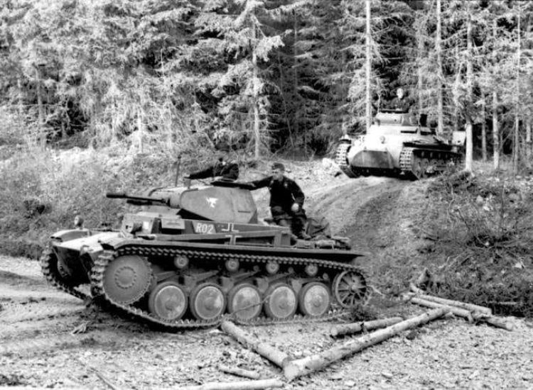 Campagne de l'ouest, Panzer II et Panzer I traversant la forêt - Böcker (Bundesarchiv, Bild 101I-382-0248-33A) | Creative Commons-BY-SA 3.0