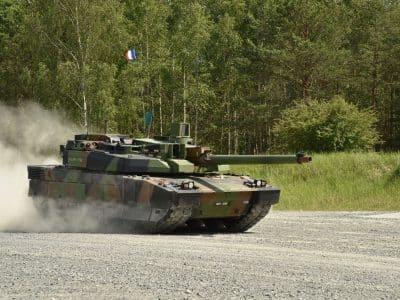 Le 1er Régiment de Chasseurs de France effectue le couloir d'opérations défensives en utilisant le Leclerc pendant le Strong Europe Tank Challenge, qui s'est tenu sur la zone d'entraînement de Grafenwoehr du 7th Army Training Command, le 4 juin 2018 - 7th Army Training Command | Creative Commons BY 2.0