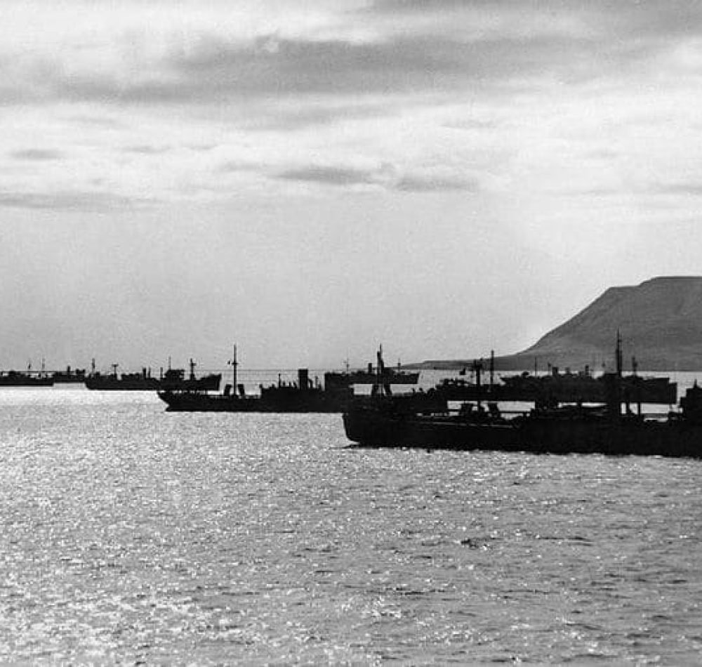 Convoi arctique PQ-16 en juillet 1942 au large de l’Islande – Claude Henry Parnall | Domaine public.