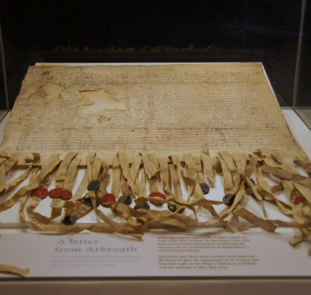 Copie de la déclaration d'Arbroath exposée à l'abbaye d'Arbroath - Mike Pennington | Creative Commons BY-SA 2.0 DEED